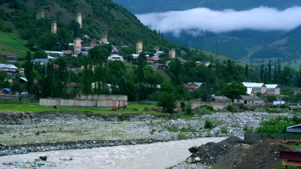 Torres Svan, prado e rio de montanha em Mestia — Vídeo de Stock