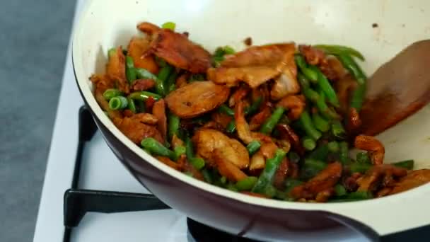 Kuchař, míchání zelené fazolky s kuřecím masem v sojové omáčce — Stock video