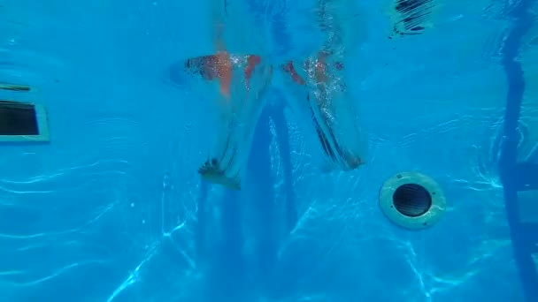 Girl jumping into the swimming pool — Stock Video