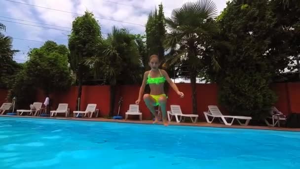 Menina pulando na piscina — Vídeo de Stock