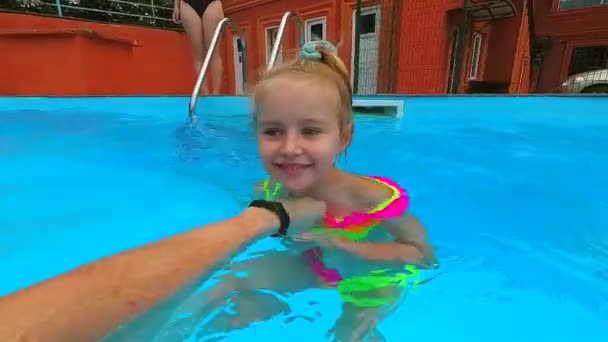 Bambina che impara a nuotare in piscina con il padre — Video Stock