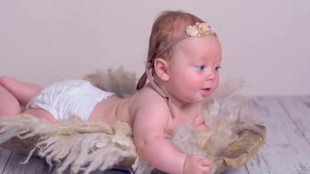 Bedårande nyfödd baby i retrostil — Stockvideo