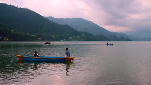 La gente remare in canoe sul lago di Pheva — Video Stock