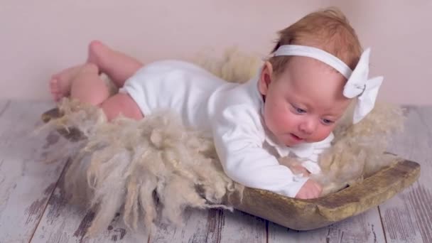 Schattig pasgeboren baby in retro stijl — Stockvideo