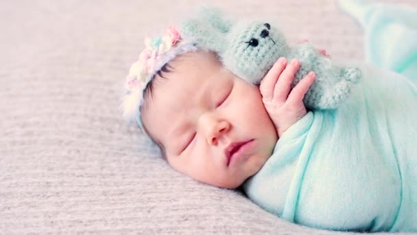 Urocza noworodka leży na łóżku z ulubionej zabawki pluszowe — Wideo stockowe