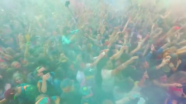 Mensen vieren Holi Festival — Stockvideo