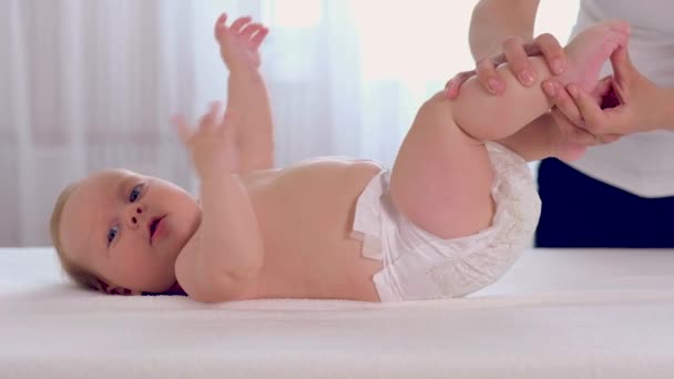 母が彼女の生まれたばかりの赤ちゃんの feets をマッサージ — ストック動画