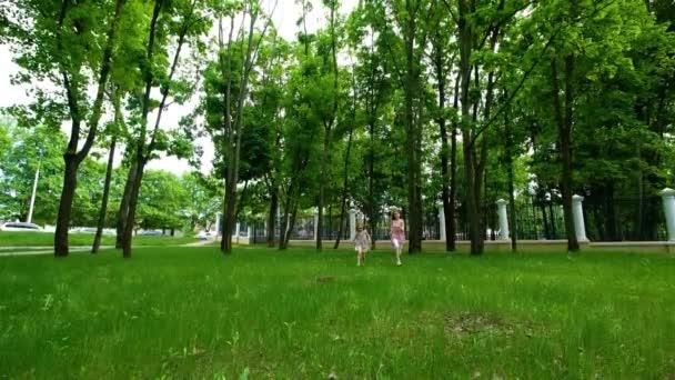 sœurs courant dans le parc 