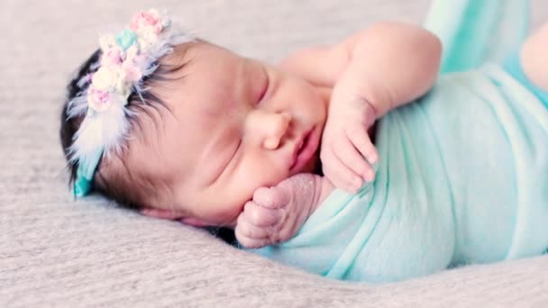 Adorable recién nacido se encuentra en la cama y ver los sueños . — Vídeos de Stock