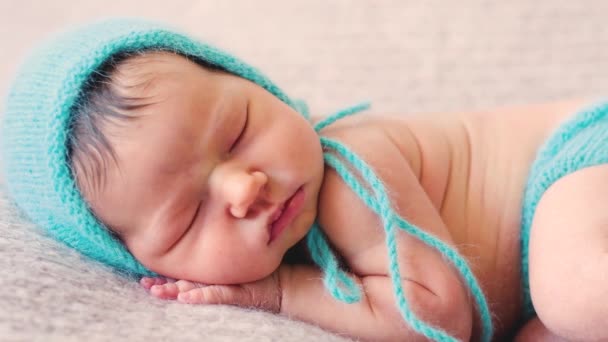 Charmant bébé endormi en tricot bleu — Video