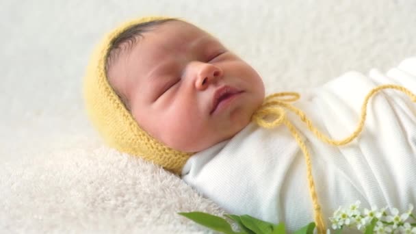 Bedårande sovande baby insvept i vit filt — Stockvideo