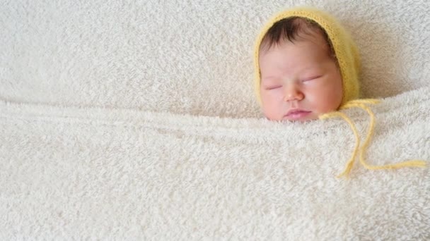 Очаровательный спящий ребенок, покрытый одеялом — стоковое видео