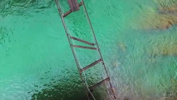 Gebirgsfluss unter kaputter Brücke — Stockvideo