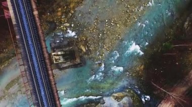 Demiryolu Köprüsü dağ nehir üzerinde