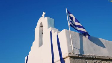 Kiklad kilise Yunan bayrağı ile