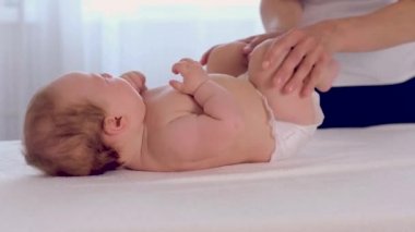 Küçük bebek sevimli yatakta yatıyor