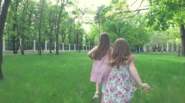 iki küçük kız parkta