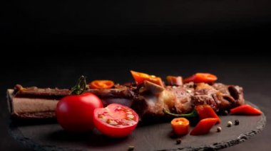 Izgara Dana biftek domates ile kemik üzerinde