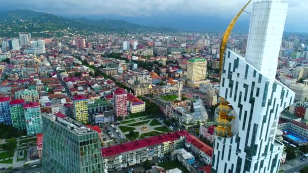 Letecký pohled na věž univerzity Batumi a Radisson hotel — Stock video