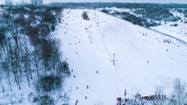 Filmagem aérea do lugar para esquiar perto da floresta — Vídeo de Stock