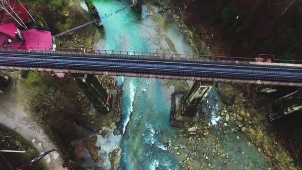 Due ponti sopra il fiume di montagna — Video Stock