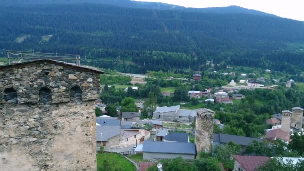 Wieże obronne Svan miasta Mestia — Wideo stockowe