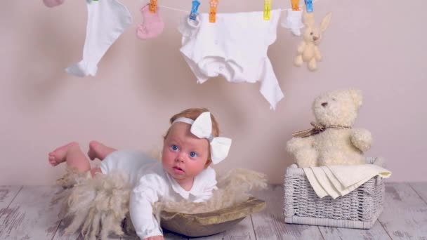 Adorable bebé recién nacido en estilo retro — Vídeo de stock