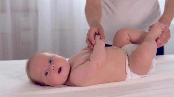 Мама делает массаж для своего малыша — стоковое видео