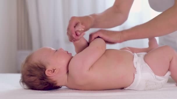 母親の乳児赤ちゃんのためのマッサージを与える — ストック動画