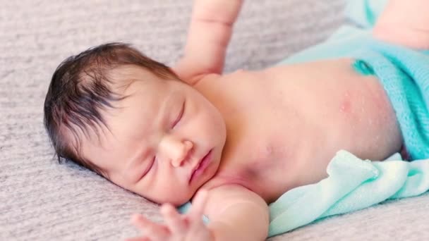 Schattig baby ligt op bed en slaapt. — Stockvideo