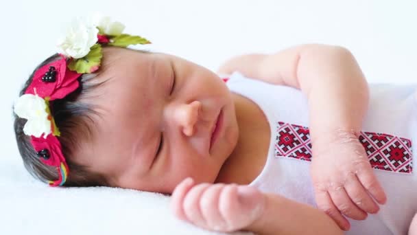 Adorable bebé recién nacido en bordado ucraniano — Vídeo de stock