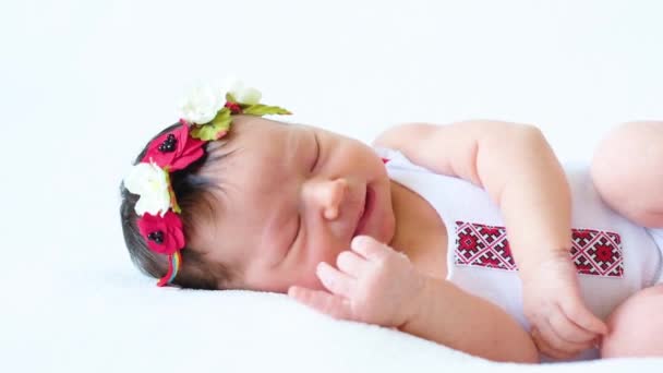 Ein nettes kleines neugeborenes Baby in ukrainischer Stickerei — Stockvideo