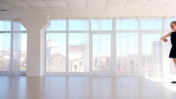 Hermosa joven bailarina practicando movimientos de ballet — Vídeos de Stock