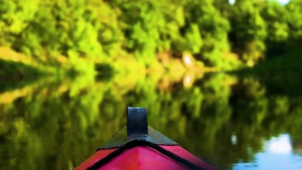 Descenso en el río en kayaks — Vídeo de stock