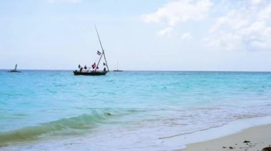 Bir tekne sığ sularda yüzen