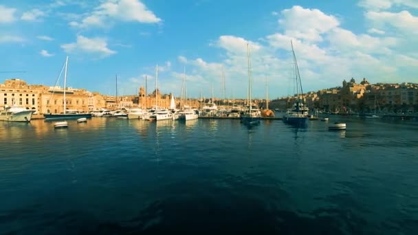 Вид на парковку яхт из бухты — стоковое видео