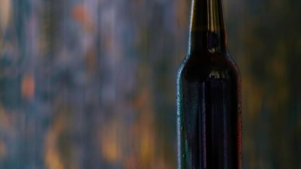 Botella marrón de cerveza — Vídeos de Stock