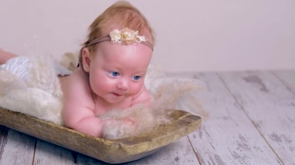 Αξιολάτρευτο μωρό νεογέννητο σε στυλ ρετρό — Αρχείο Βίντεο