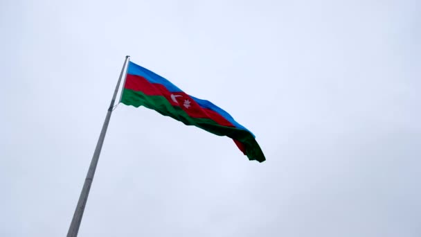 Bandera de Azerbaiyán ondeando en el viento — Vídeo de stock