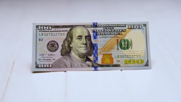 Bitcoin dan uang kertas di meja putih — Stok Video