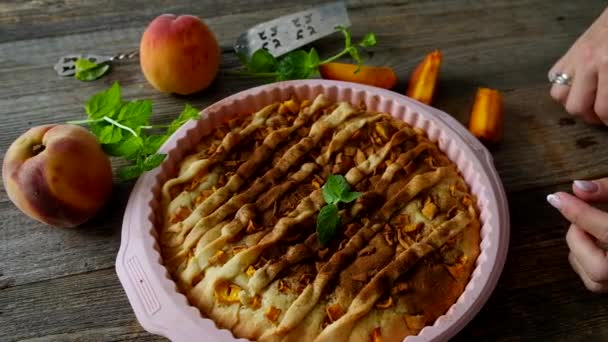 Персиковый домашний пирог — стоковое видео
