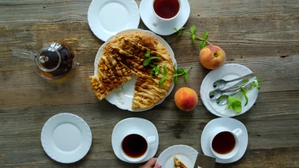 Персиковий домашній пиріг з чаєм — стокове відео