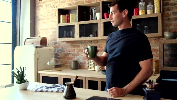 Schöner Mann trinkt einen Kaffee — Stockvideo