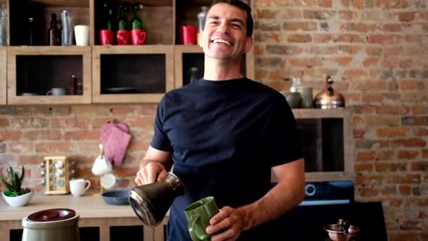 Hombre guapo hace un café — Vídeos de Stock