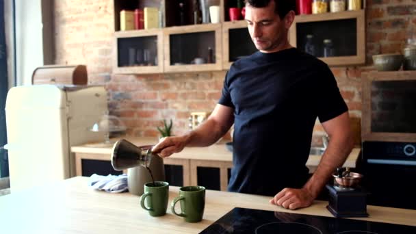 Knappe man maakt een koffie — Stockvideo