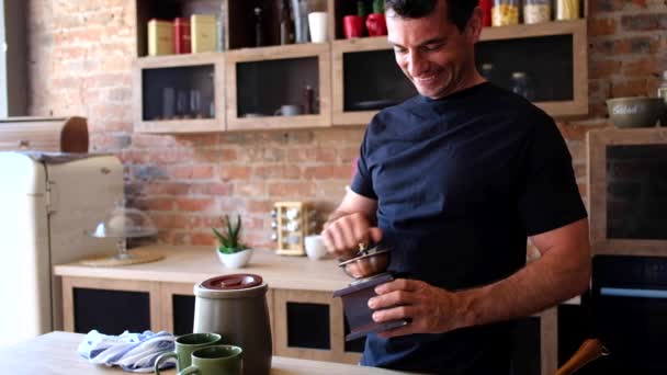 Schöner Mann macht einen Kaffee — Stockvideo