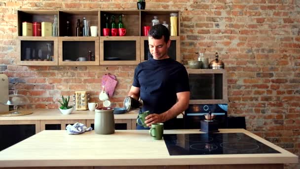 Hombre guapo hace un café — Vídeo de stock