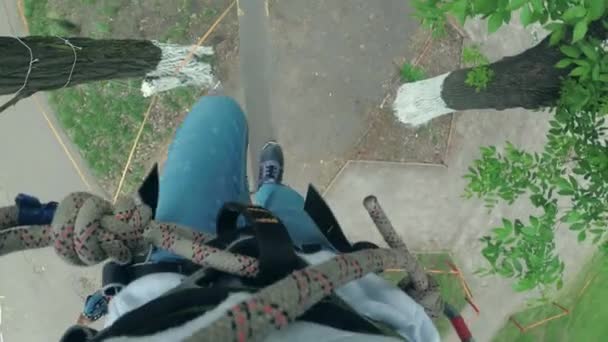 Chica en equipo de seguridad en el parque de cuerdas — Vídeos de Stock