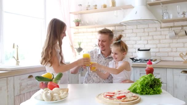 Apa és lánya szórakozik a konyhában — Stock videók