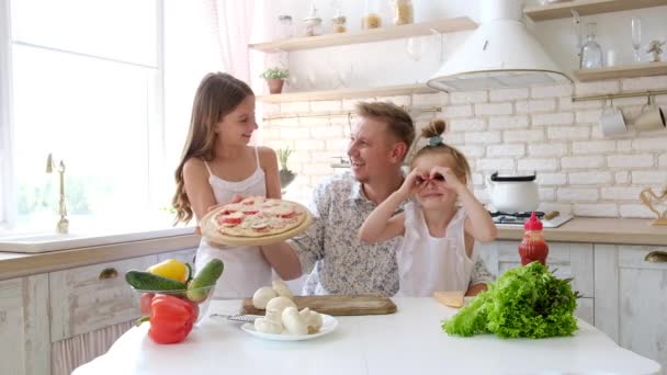 Vater und Töchter amüsieren sich in der Küche — Stockvideo